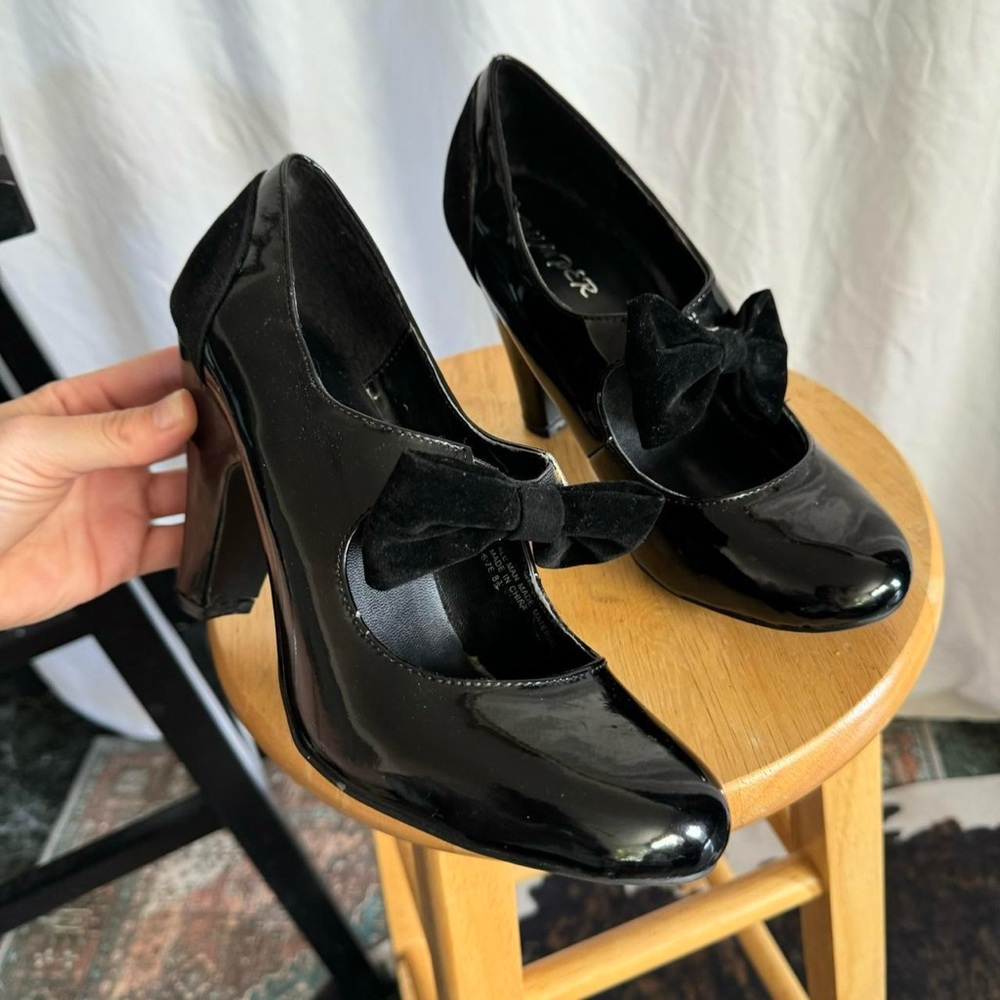 Bumper 🖤 women’s Mary Jane heels with a strap and a velvet bow size 8.5
